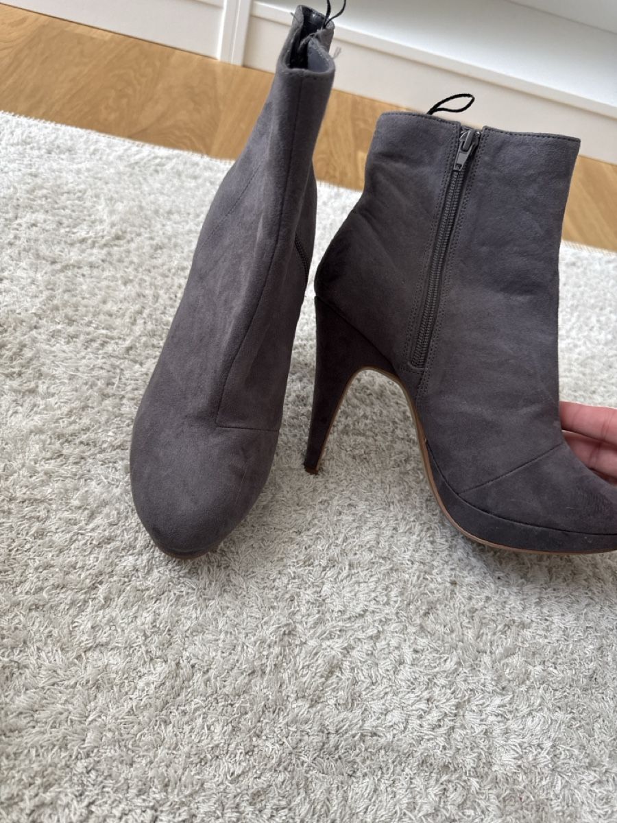 Scarpe da donna: Graue Stiefeletten mit Absatz, Grösse 39 – Usato da Lufingen venduto da ale_x55p