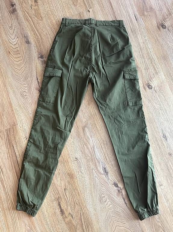 Pantaloni: Damenhose Gr. S olivengrün – Usato da Rapperswil SG venduto da zani_st 1