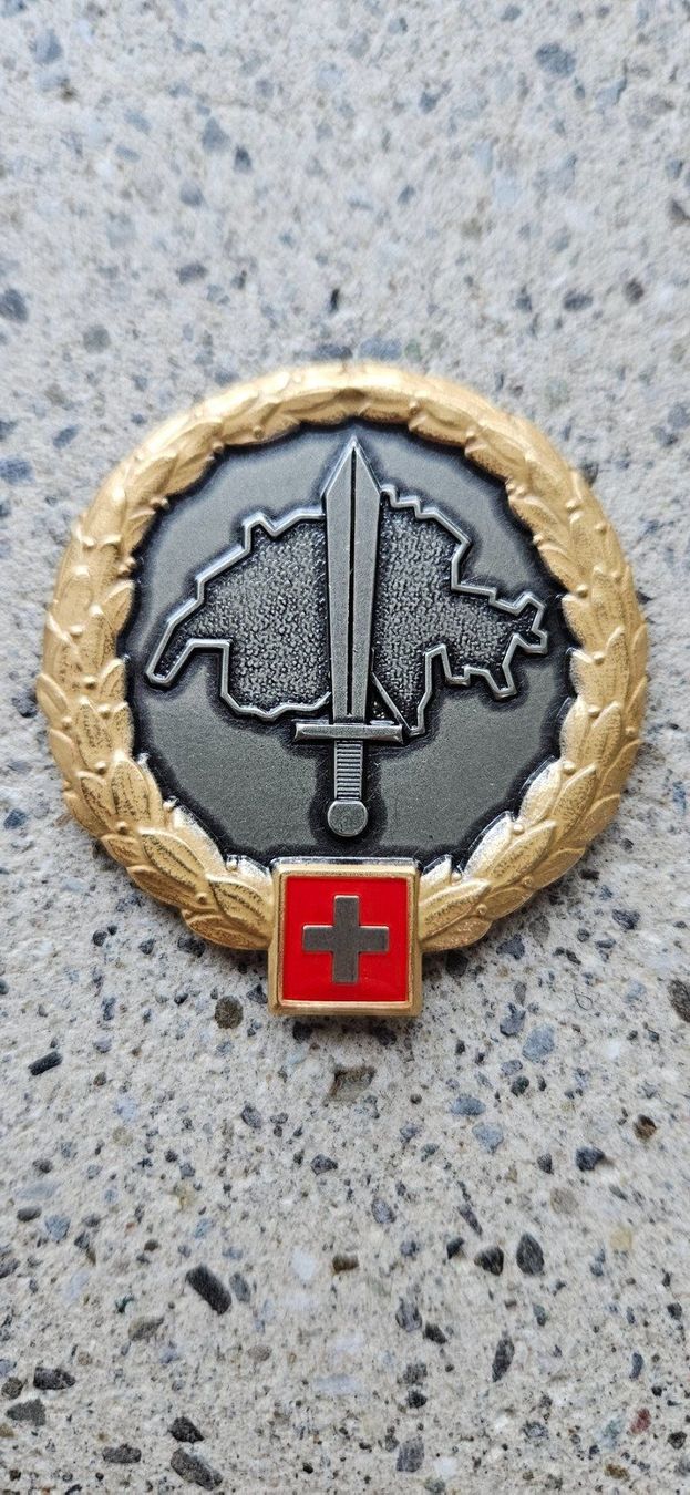 Schweizer Armee Plaketten & Abzeichen: *** Beretemblem Militärpolizei Gold *** – Neu und originalverpackt aus Riedholz von fr_sIruP