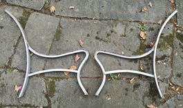 Paar geschweifte Gartenbank-Füsse aus T-Stahl-Profil ...