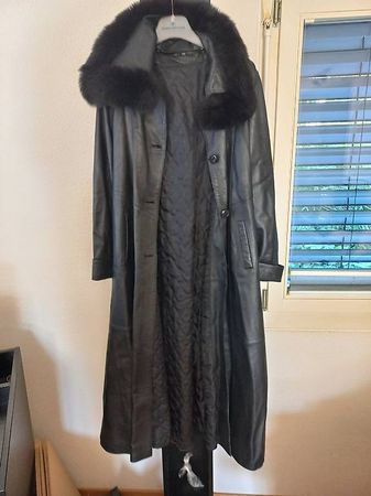 Schwarzer Ledermantel mit Fellkragen Gr. M