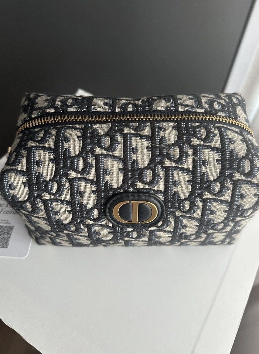 Dior Custodie per cosmetici: Dior 30 Montaigne Vénus Pouch Makeup Bag – Nuovo (secondo la descrizione) da Schlieren venduto da ann_nmz5