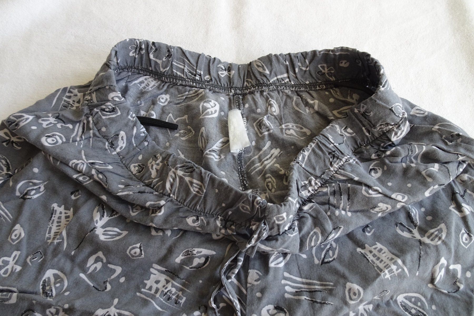 Hosen: kurze leichte Shorts Gr. S grau gemustert – Gebraucht aus Strengelbach von schmetterling20 1