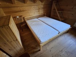 Schönes Massivholz-Doppelbett inkl. Lattenrost