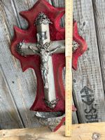Altes Wandkreuz mit Weihwasserbecken, Metall/Rot, 35 cm