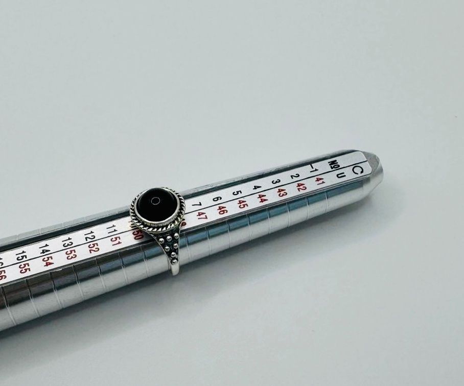 Anelli: Silbern farbiger Ring mit schwarzem Stein / Grösse: 49 – Nuovo e nell'imballaggio originale da Frutigen venduto da glanzvolles.leben 2