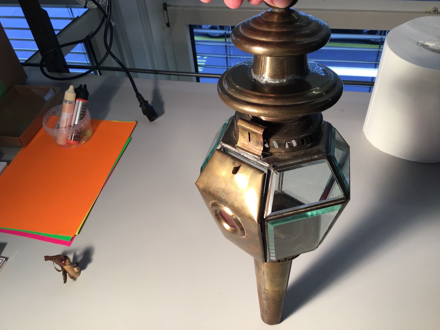 Lampes anciennes: Antike Messinglaterne mit Glas, rote Linse, ca. 45cm – D'occasion à Dübendorf par sdbu-frappant 1
