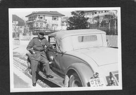 -Echtfoto Unteroffizier vor Oldtimer ZH