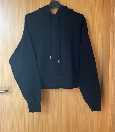 Pull noir à capuche