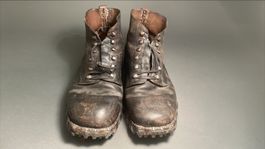 genagelte Militärschuhe, Sammlerstück | Seriennummer A152075