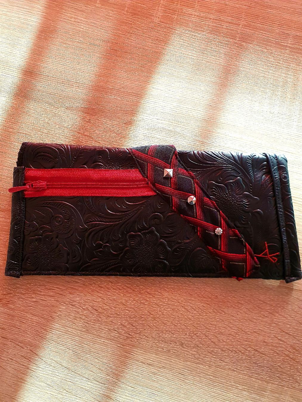 Sacs femmes: Black Clutch embossed floral pattern red detail new – Neuf avec emballage d'origine à Wangen b. Olten par Dalistyle83 1
