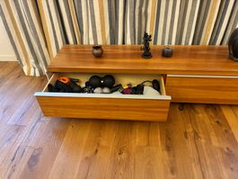 Schöner Holz-TV-Schrank mit Schubladen - Top Zustand!