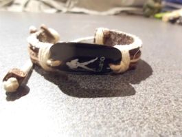 Armband braun/helle Schnur Plakete