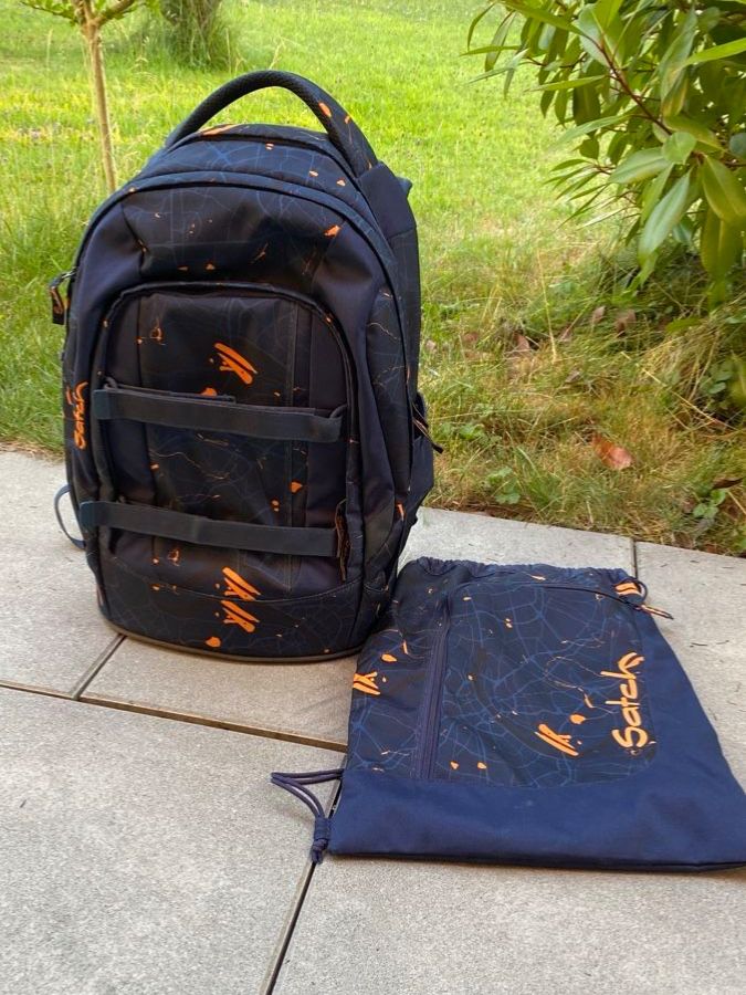 Satch Borse & Zaini: Satch Rucksack mit Turnbeutel dunkelblau orange Muster – Usato da Effretikon venduto da Rodilebe