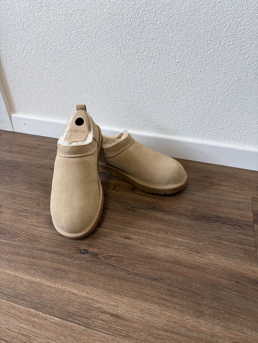 Ugg Herrenschuhe: W CLASSIC MICRO Stiefelette aus wasserabweisendem Shearling – Neu und originalverpackt aus Bad Zurzach von Masterdup0