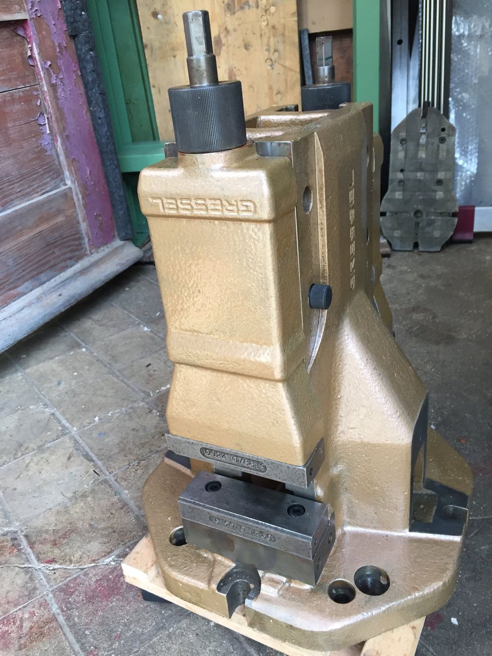 Gressel Tutti gli attrezzi: Gressel Turm mit 2x Schraubstock 125mm – Usato da Frenkendorf venduto da BasLie 1