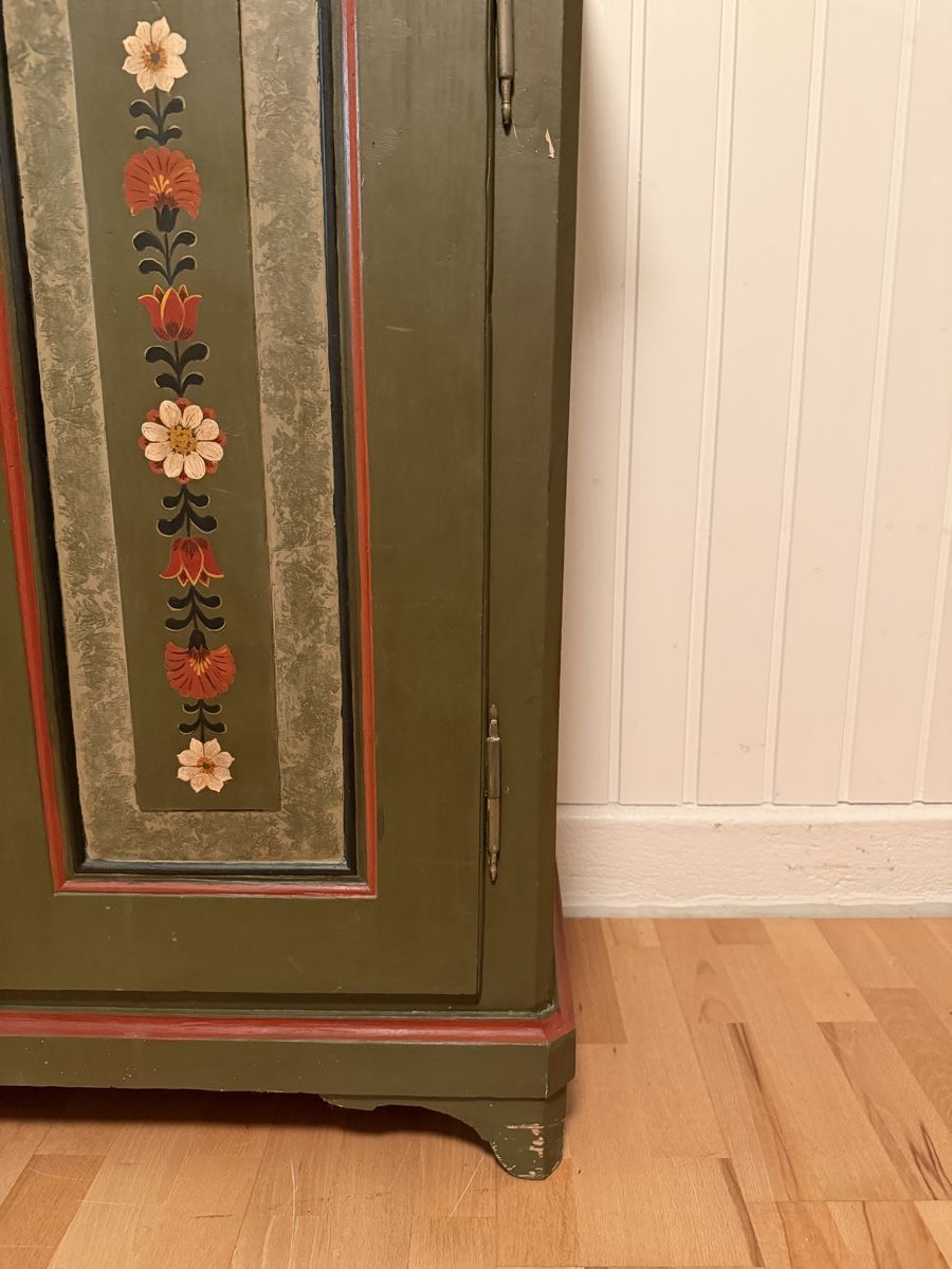 Schränke: Alter Bauernschrank mit handgemalter Blumenmalerei – Gebraucht aus Bern von Moowee 2