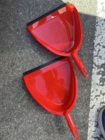 Lot de 2 pelles à poussière rouges - Pratique et neuf!