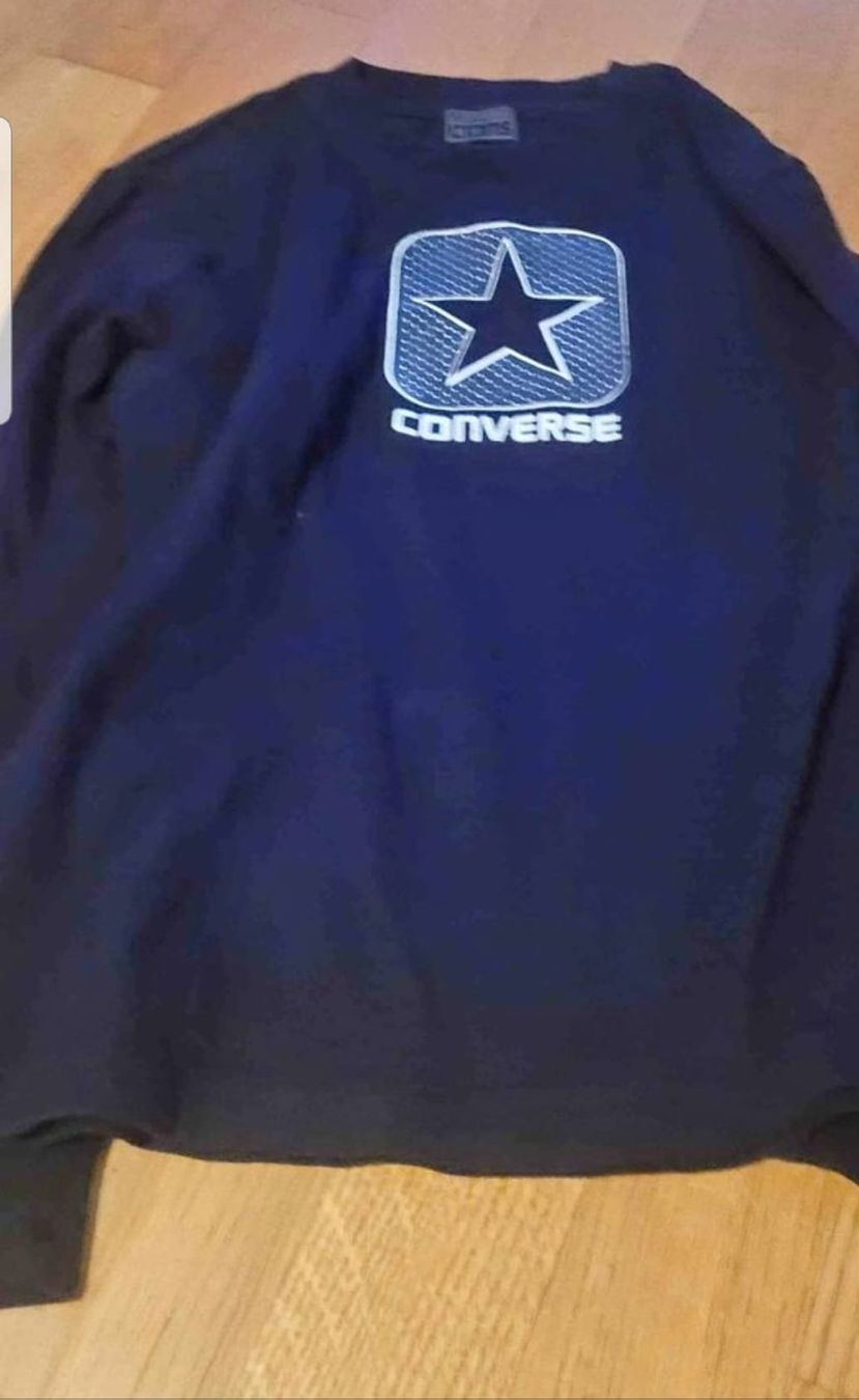 Converse Pullover & Sweatshirts: Pull léger converse taille 8ans – Gebraucht aus Gland von Mezo81010