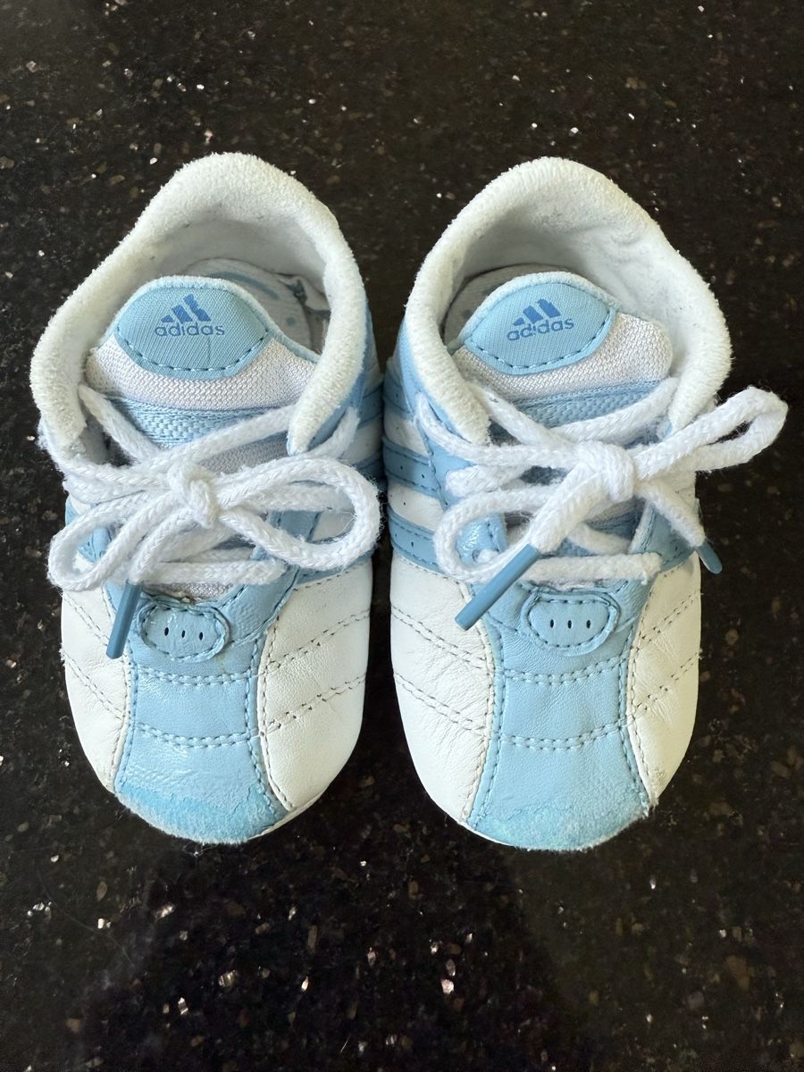 Adidas Babyschuhe 18, hellblau-weiss, (Gebraucht) in Lyss für