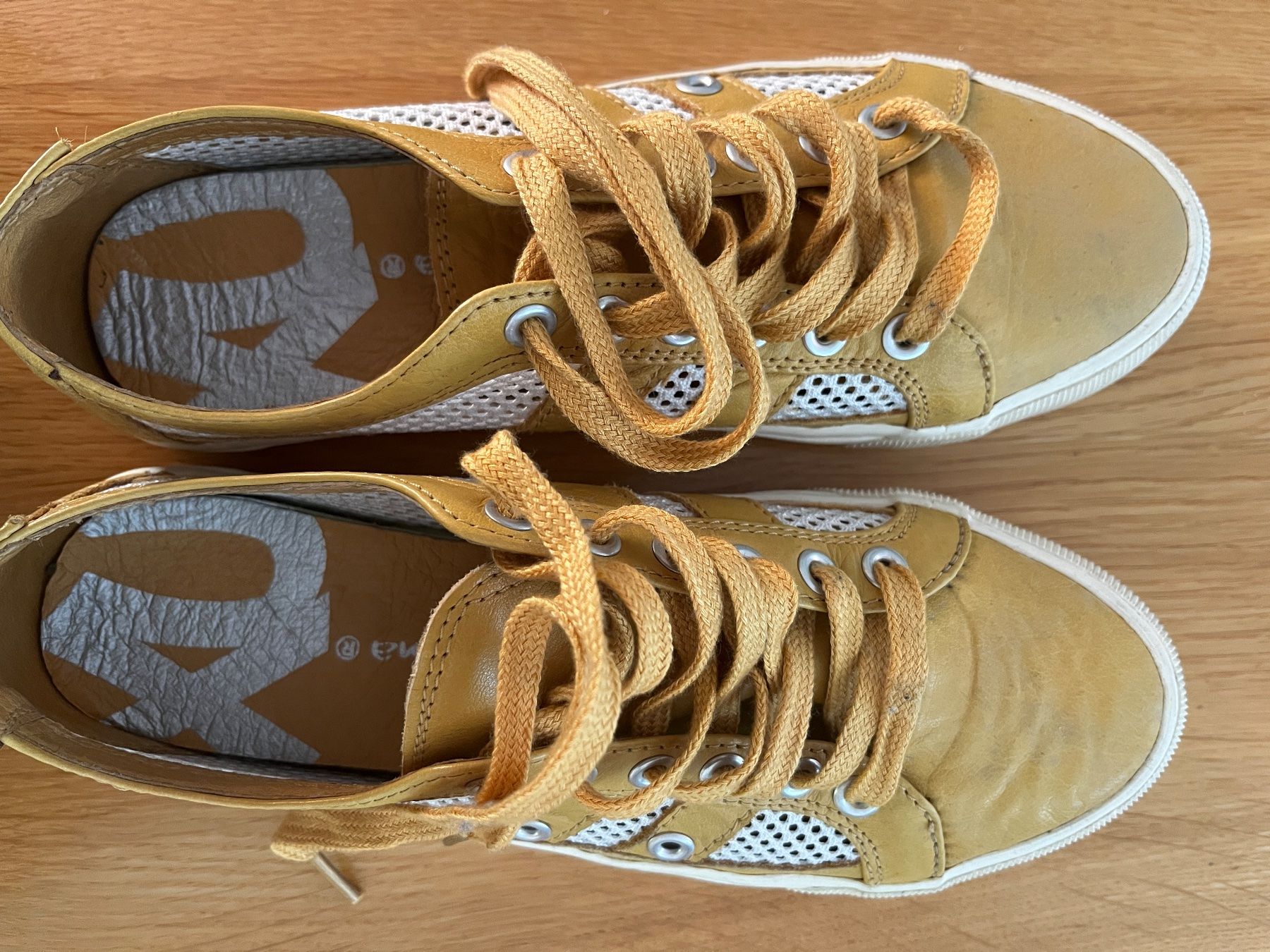 Scarpe da donna: Leder Sommersneaker ocker Gr.38 – Usato da Schoenenwerd venduto da SA69