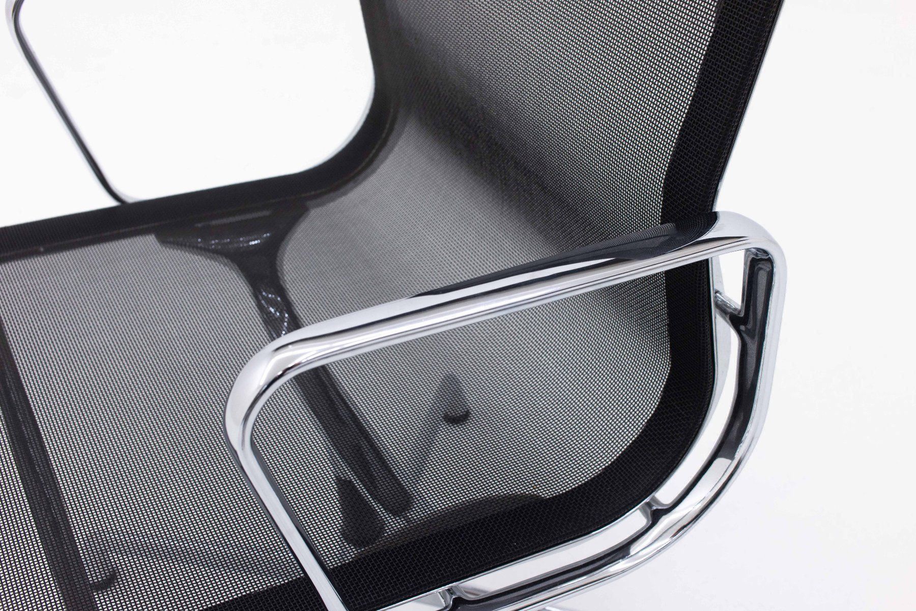 Vitra Sedie: Vitra Bürostuhl Eames EA 107 Netz – Usato da Zürich venduto da STUZH38 8