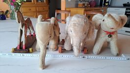 3 éléphants/peluches, 1 cheval de bois s. roulettes, anciens