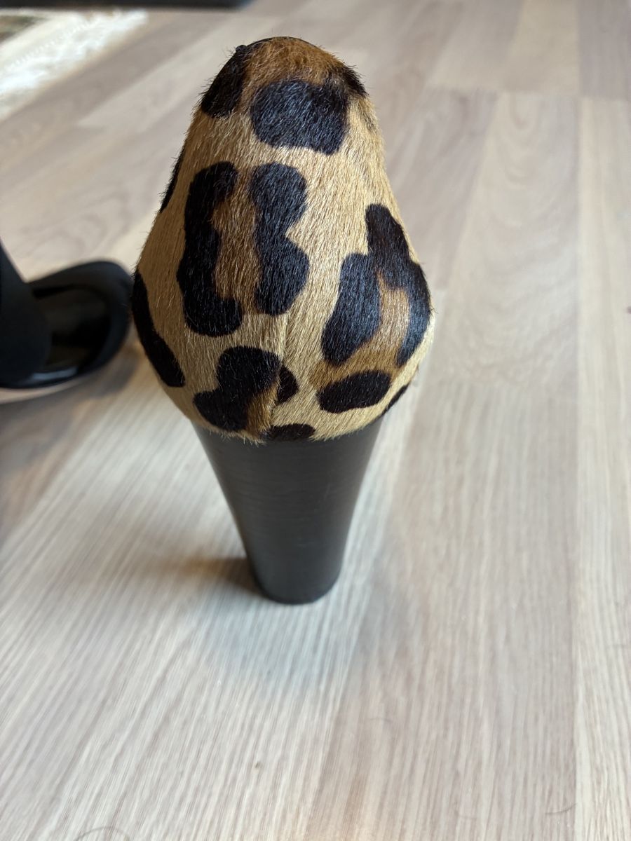 Stuart Weitzman Damenschuhe: Pumps offen aus Boutique im Leomuster – Neu (gemäss Beschreibung) aus Moleson-s-Gruyeres von Mosaikplastik 1