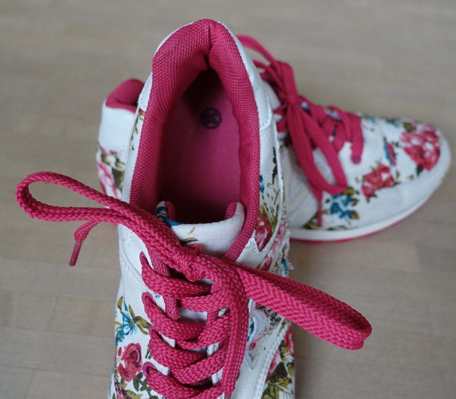 Scarpe da donna: Sneaker – Nuovo (secondo la descrizione) da Zürich venduto da Makemake 3