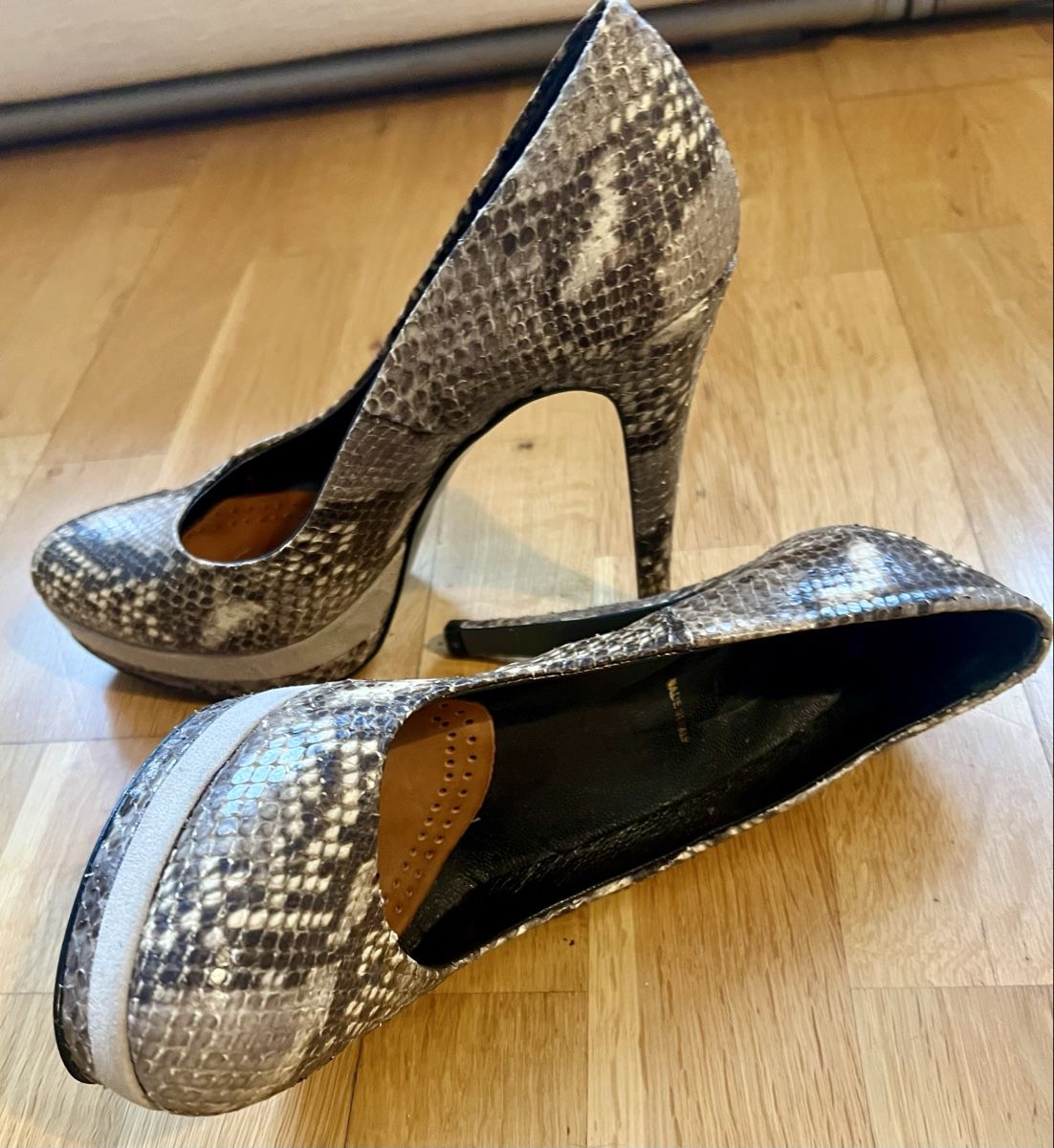 Baldinini Scarpe da donna: Baldinini Pumps, echtes Schlangenleder, grau beige Gr. 38 – Usato da Basel venduto da Bettybooo 7