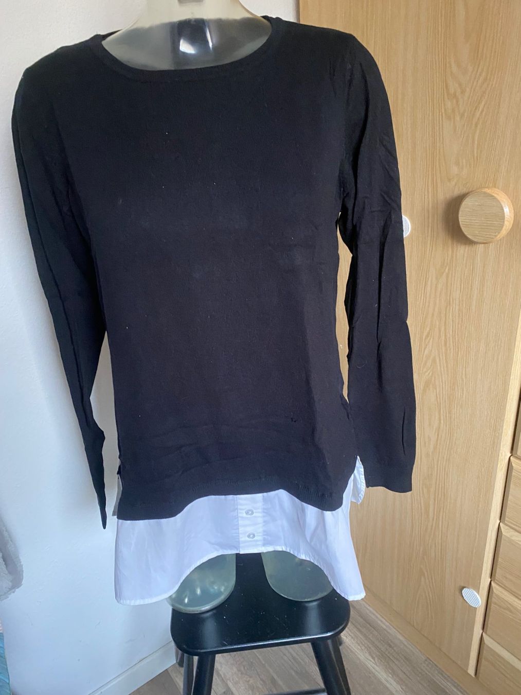 Maglioni & Felpe: Pulli schwarz mit Blusenabschluss Grösse XXL – Usato da Allenwinden venduto da Obalu 2