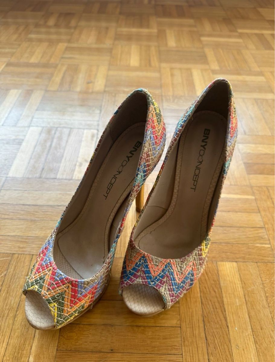 Scarpe da donna: Festliche Peep-Toe Pumps mit Ethno-Muster, Grösse 36/37 – Usato da Kreuzlingen venduto da jthover 1
