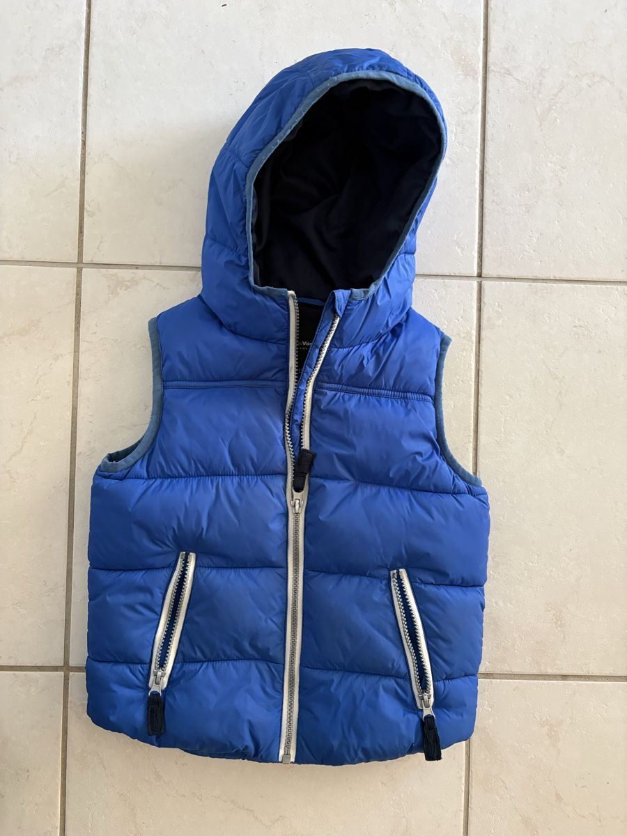 Altro abbigliamento per bambino: Weste blau mit Kapuze Grösse 122  – Usato da Tägerig venduto da Jazz_87