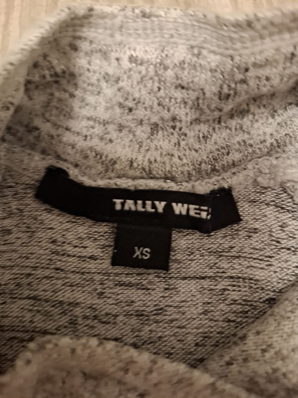 Tally Weijl Top: pull gris clair col roulé épaules nues taille XS – Usato da Ecublens FR venduto da ame_y8tq 1
