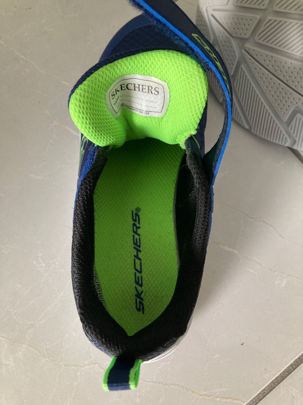 Skechers Chaussures hommes: Turnschuhe von Sketcher, Grösse 33 – D'occasion à Männedorf par yellowshark01 2