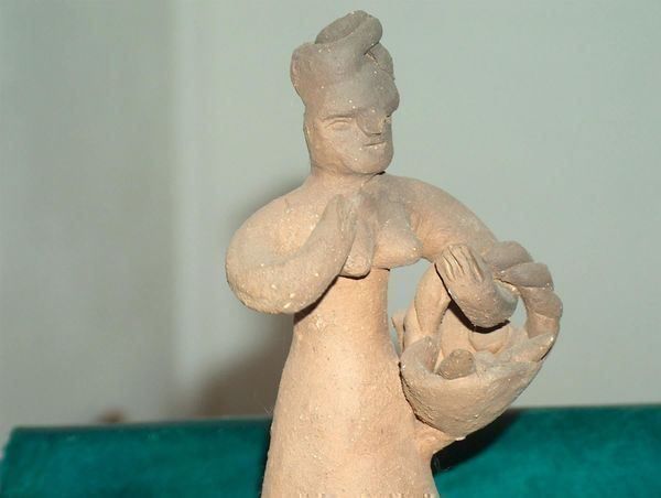 Figuren: Weibliche Terracotta- Figur (Nr. 2) mit Korb – Gebraucht aus Geroldswil von ARTEFACTO 4