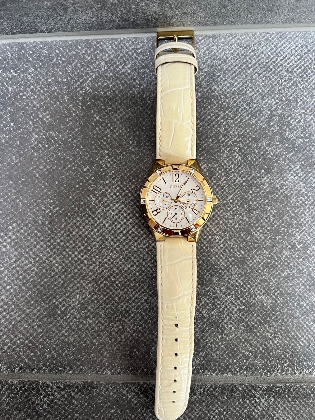 Guess Orologi: Goldige Guess Uhr – Usato da Wettswil venduto da alstel24