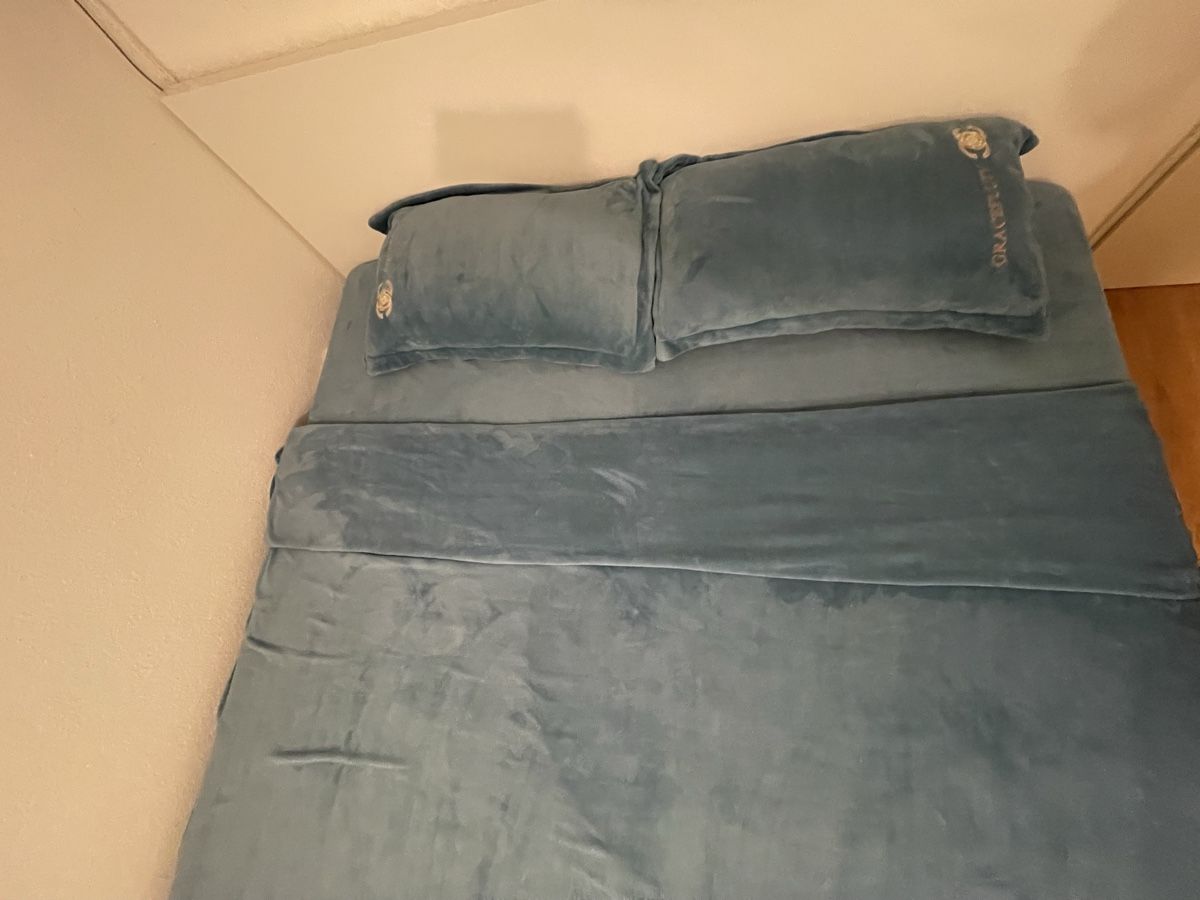Coperte: Luxuriöses Tagesdecken- & Bettwäsche-Set – Usato da Zürich venduto da hus_qz9f 1