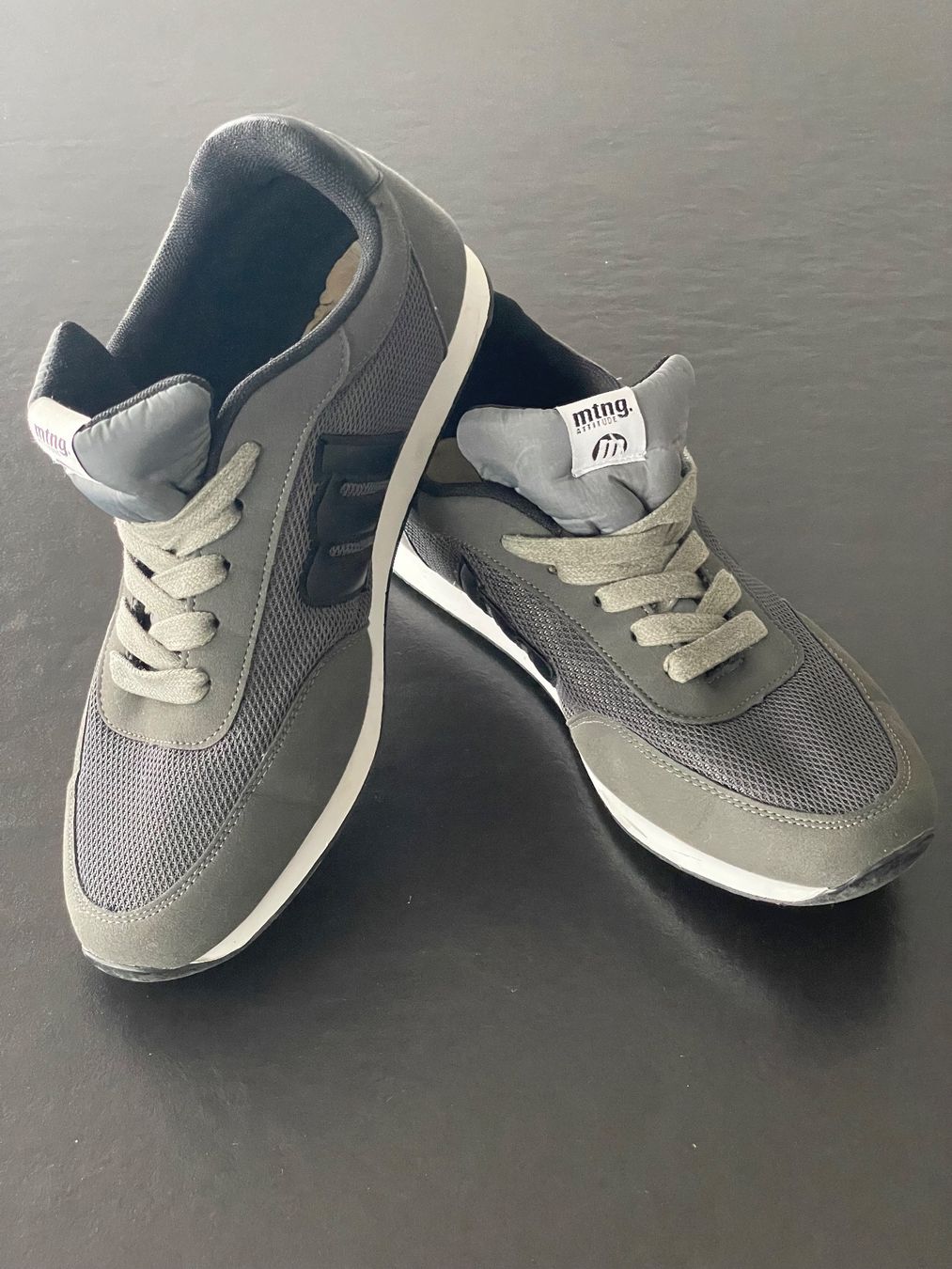 Herrenschuhe: Mesh/Leder Walking Sneaker grau Grösse 43 – Gebraucht aus Klingnau von Quasimondo