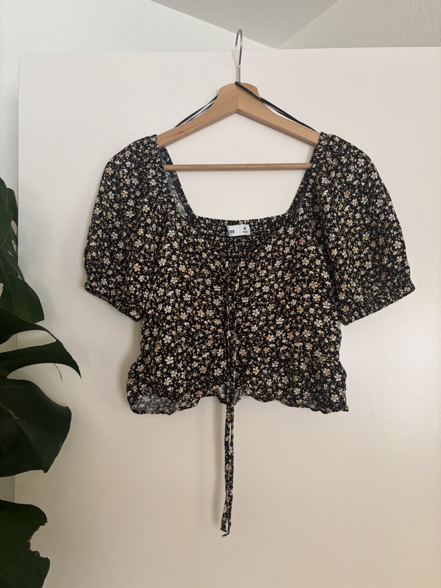 Hollister Top: Hollister Blümchen Top Gr M  – Nuovo (secondo la descrizione) da Biel-Benken BL venduto da frauvomfluss