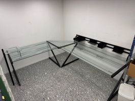 Glastisch mit Metallbeinen, Interio, mit Ecke und Tischli