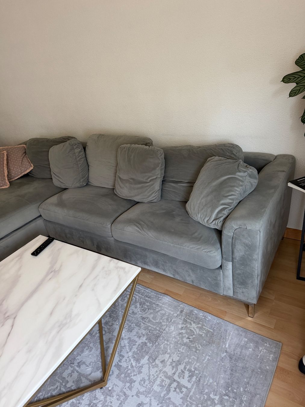 Beliani Sofas: Ecksofa BELIANI grau Samt guter Zustand L-Form – D'occasion à Dübendorf par saj_cwd2 1