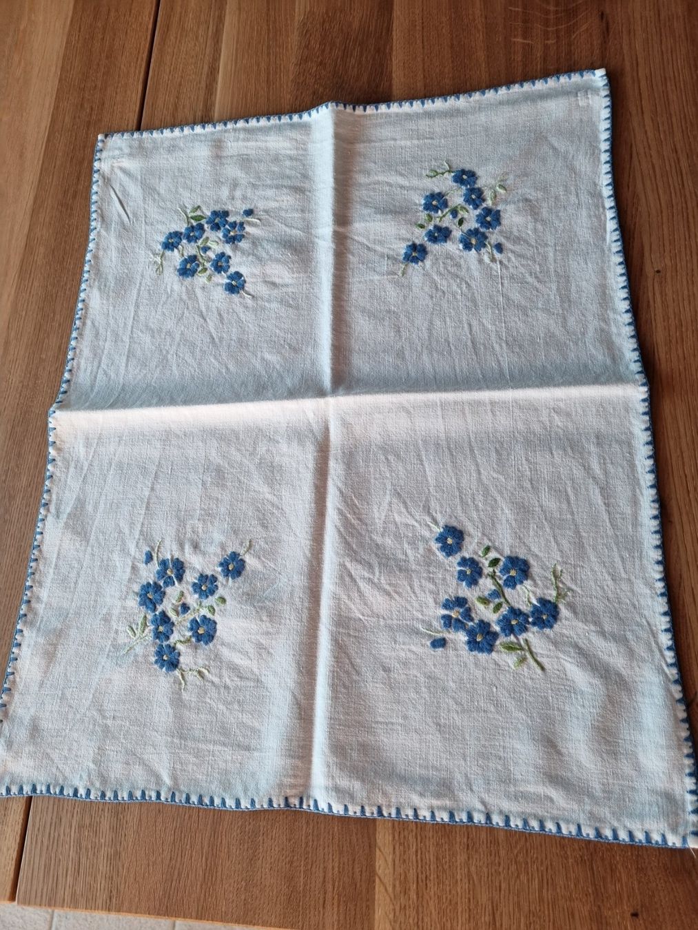 Sonstige Tischwäsche: Nappe blanche brodée de fleurs bleues – Neu (gemäss Beschreibung) aus Fontenais von Aube-sauvage.2