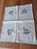 Nappe blanche brodée de fleurs bleues