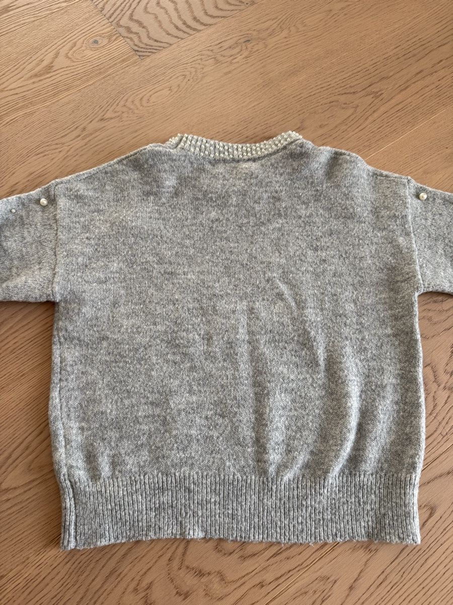Pullover & Sweatshirts: Pullover grau mit Perlenbesatz Grösse XS – Gebraucht aus Richterswil von KAYLEIGH_77 2