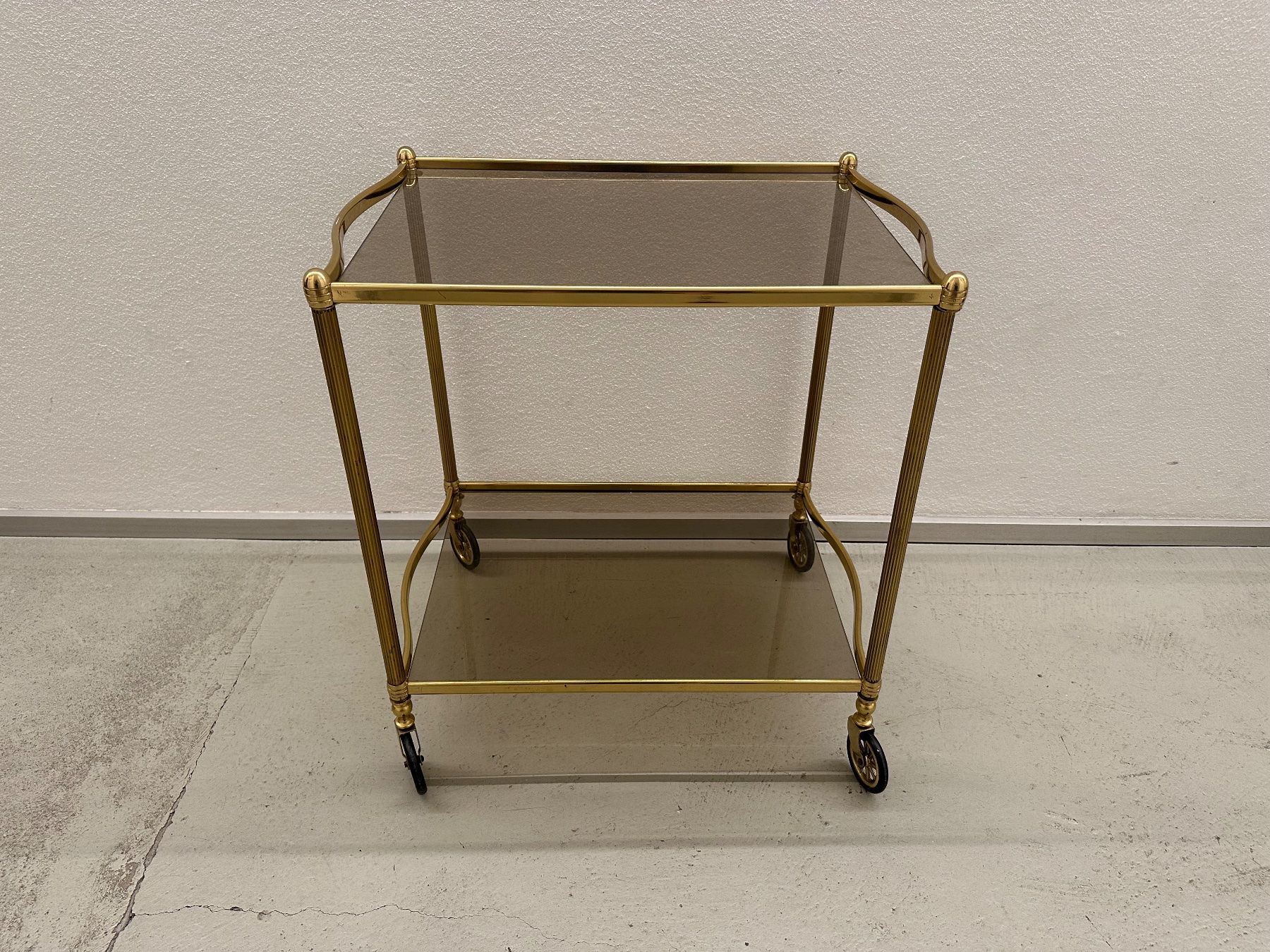Dessertes: Barwagen Messing Glas Rauchglas Rollen antiker Stil – D'occasion à Männedorf par UrsliUrs