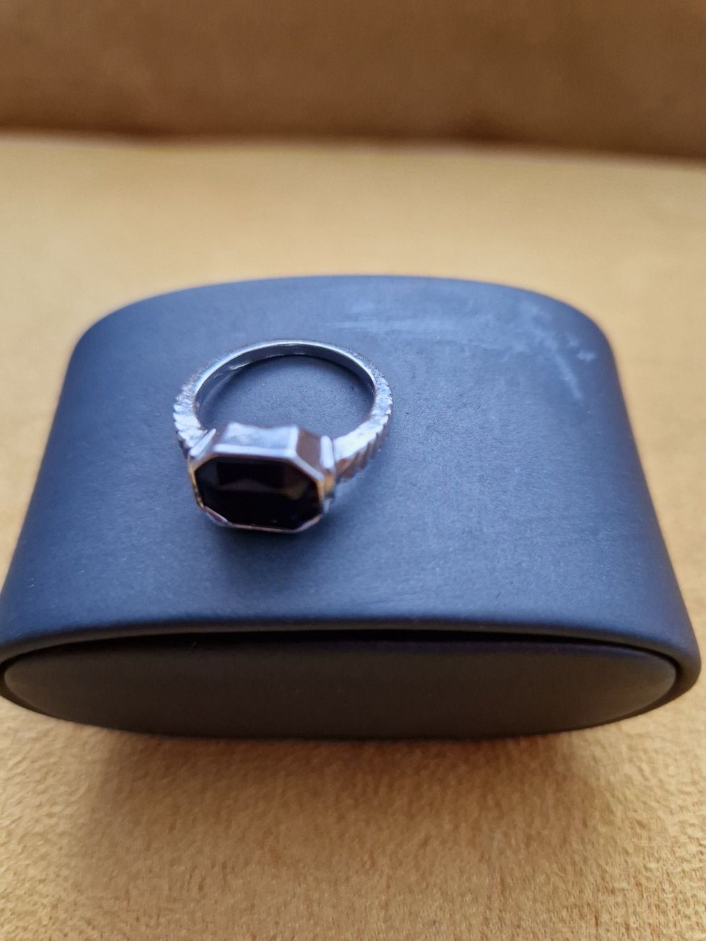 Anelli: Bague argentée avec pierre noire - Élégance discrète. – Nuovo (secondo la descrizione) da Bulle venduto da EdelweissandRoses