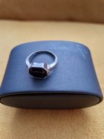 Bague argentée avec pierre noire - Élégance discrète.