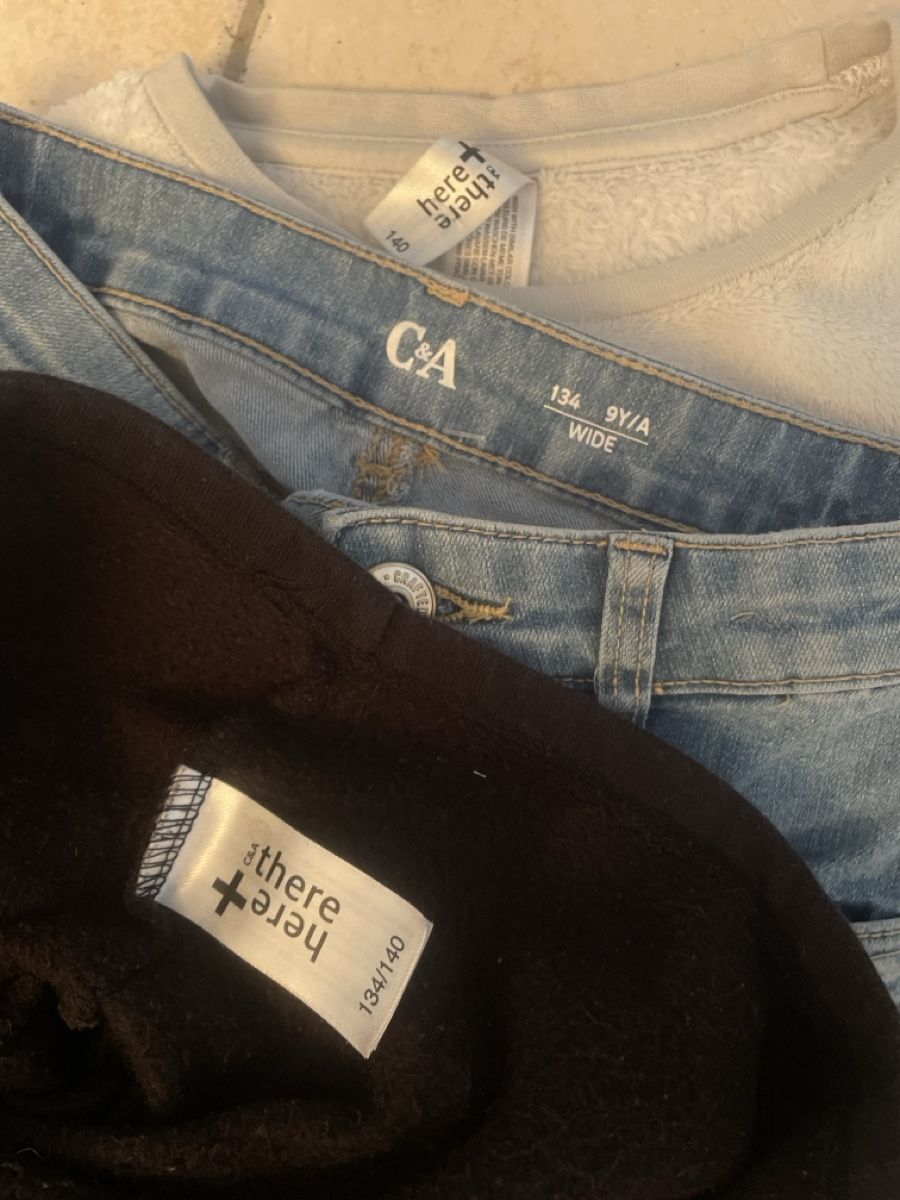 C&A Lotti & Set di vestiti: C&A Mädchen Kleiderpaket, Jeans Wide, Pullis, Gr. 134/140 – Usato da Obergerlafingen venduto da cabo4 4