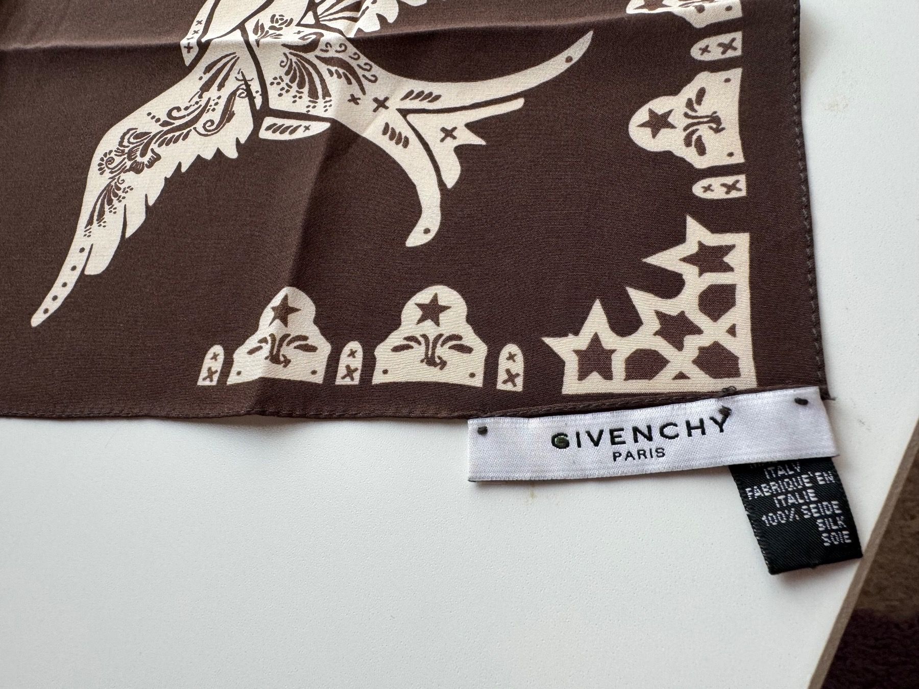 Givenchy Foulard & Sciarpe: Givenchy Tuch Foulard Swallow – Usato da Schaan venduto da MivrSh
